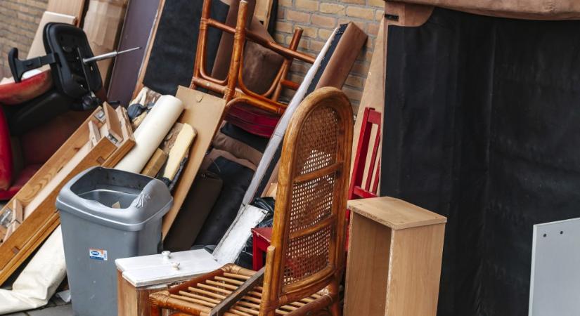 Csak egyet ütött a végrehajtó hátára egy gyenge bottal, amikor az a lánya mellkasán térdelt – ezt vallotta a kilakoltatott apa