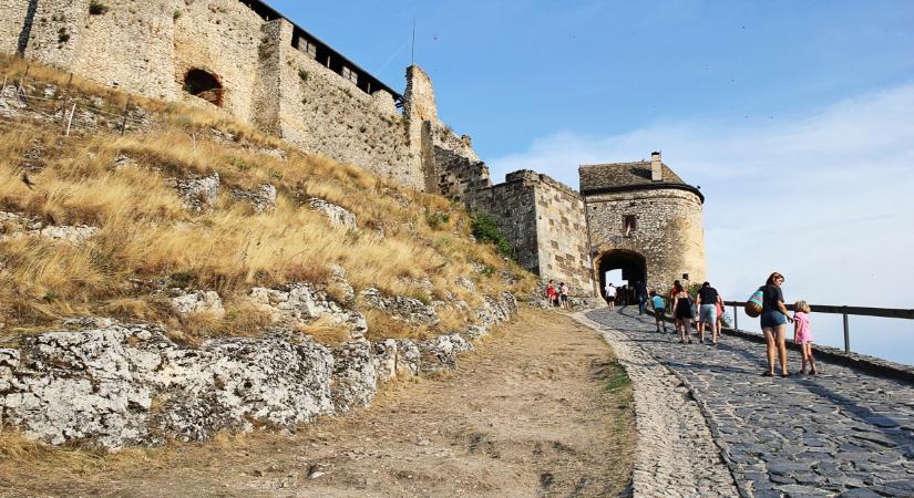 Drámai jelenetek a Sümegi várnál: hatalmas füst szállt fel, sokan tűzre gyanakodtak  Fotó