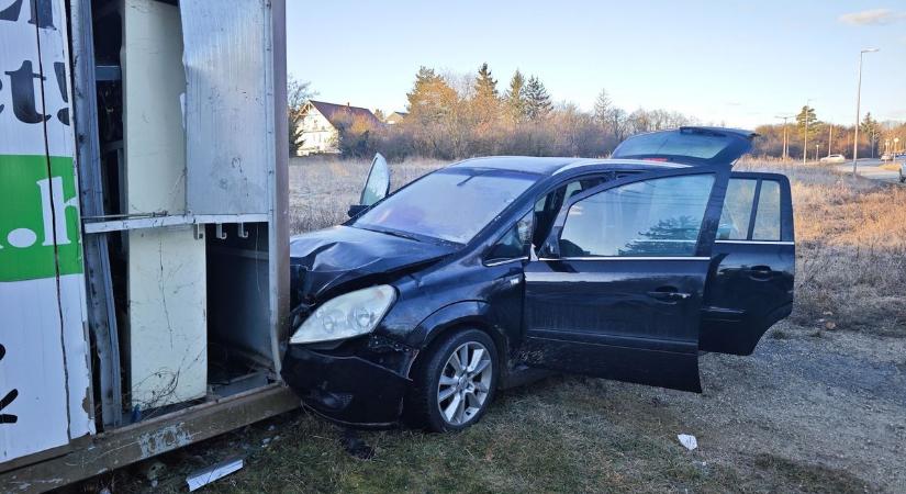 Trafóháznak csapódott egy autó Szombathelyen, többen megsérültek, köztük gyerekek is - fotók