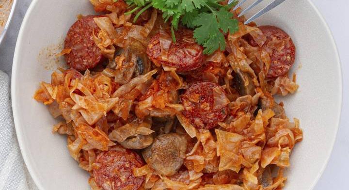 Fűszeres káposztás-kolbászos ragu lengyel módra: laktató egytálétel