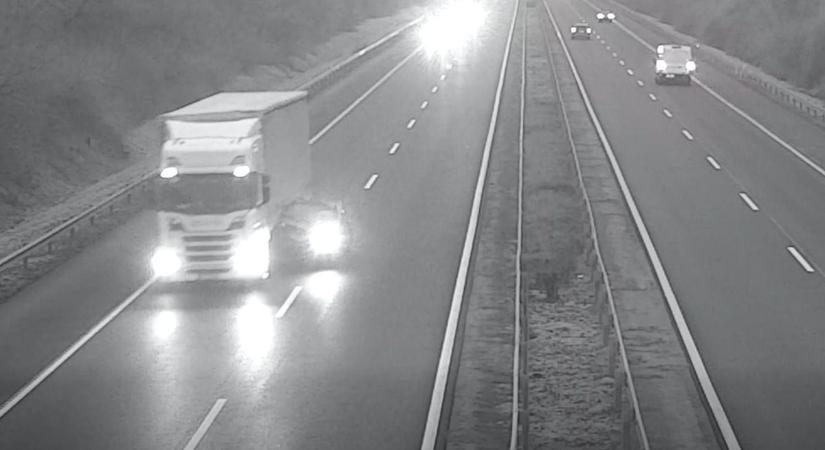 Mégis mit csinált ez az autós? Döbbenetes ütközés az M3-ason, videón a brutális baleset