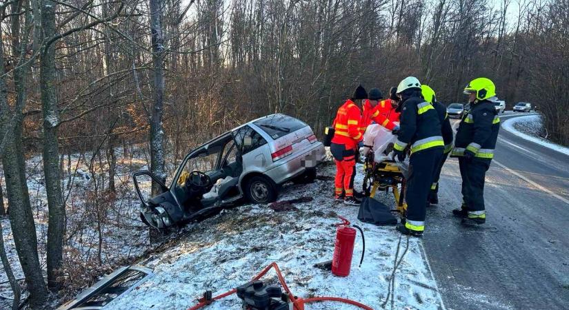 Árokba csúszott és fának ütközött egy autó Zirc közelében