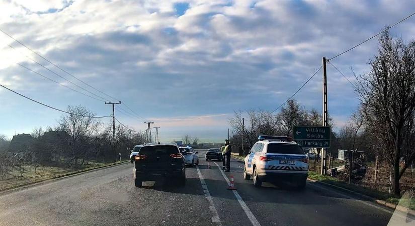 Drámai jelenetek: megcsúszott és fejtetőre állt egy autós az 58-as főúton (VIDEÓ!)