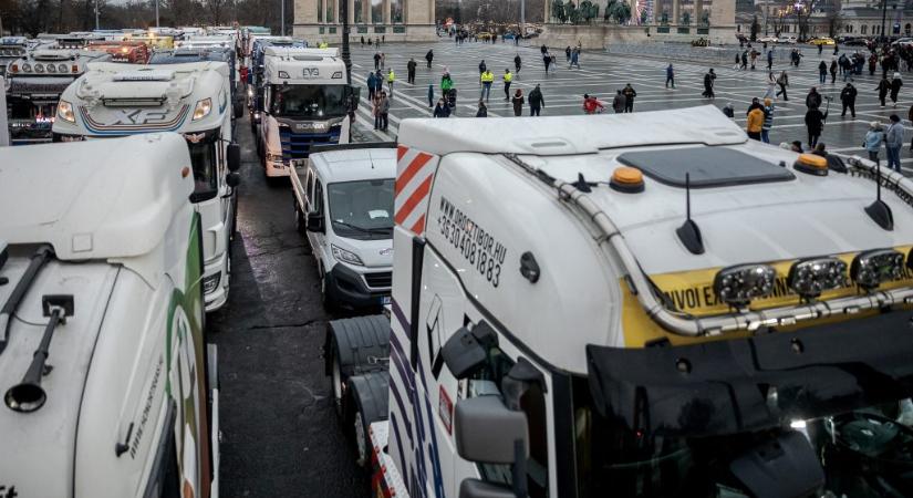 Lázár János: Tőletek is be fogunk szedni egy kis pénzt, többet, mint szeretnétek, és kevesebbet, mint amit akarunk