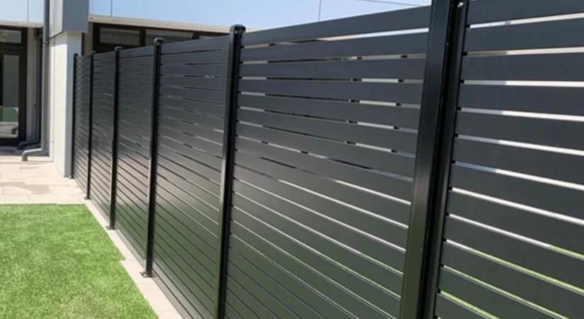 Alumíniumkerítés vagy hagyományos faszerkezet?