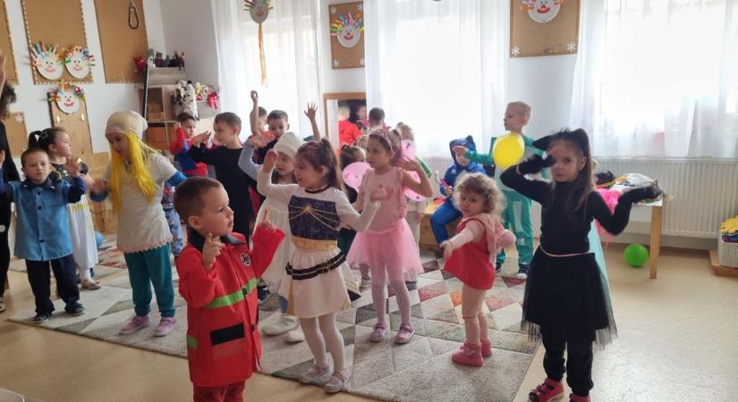 Jelmezek, kacagás és tánc: farsangi forgatag töltötte meg a téglási óvodát