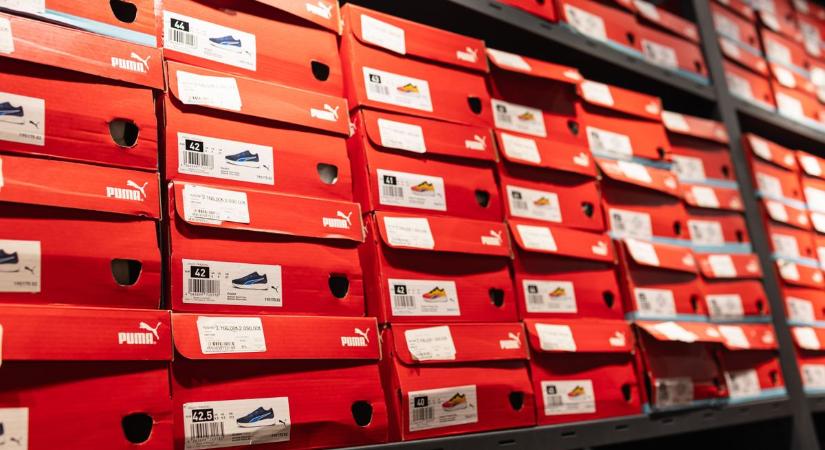 Na, ez a művészet: 21 pár cipőt loptak elképesztő technikával a polgári outletből