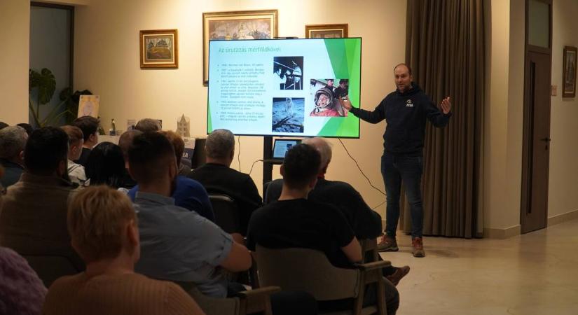 Fockter Zoltán előadása az űrkutatásról az Ortutay Központban - Barangolás a csillagok között