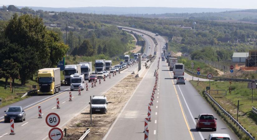 M1-bővítés: a leállósávban parkolnak a kamionok - repkednek a bírságok