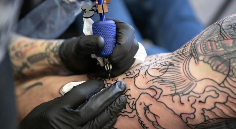 Kitetovált 3 kisgyereket egy férfi, mert viccesnek találta – most terápiára szorulnak