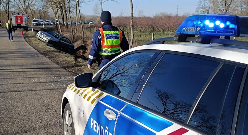 Megcsúszott a jeges úton és árokba borult egy autó, a sofőr kórházba került – fotók