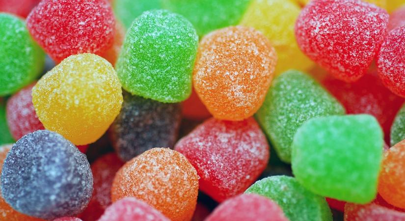 Hashajtó cukorkát adott a gyerekeknek egy óvónő, hogy ne kelljen dolgoznia