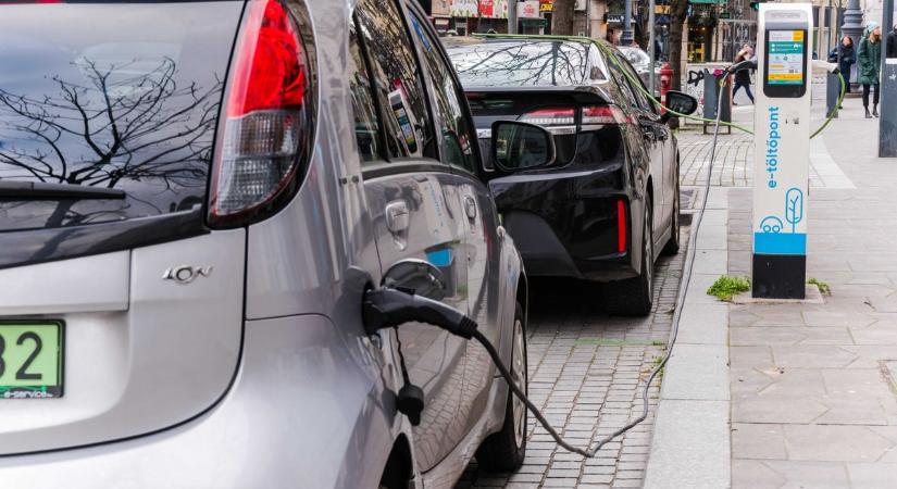 Ömlik a pénz a céges elektromos autókra: több tízmilliárdra nőtt a támogatási keret