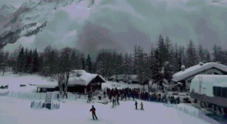 Megrázó felvételen látható, hogyan sodorja el a lavina a síelőket Olaszországban