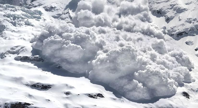 Hatalmas lavina pusztított Kaliforniában, kilenc embert még keresnek