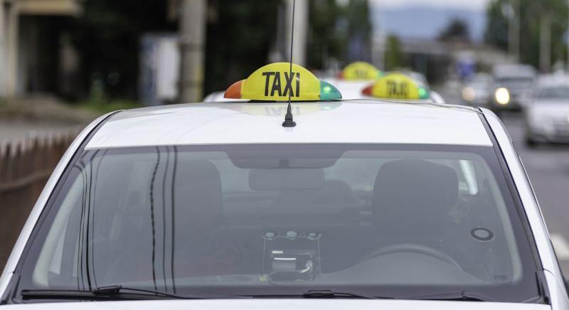 Holtan találtak egy férfit egy parkoló taxiban