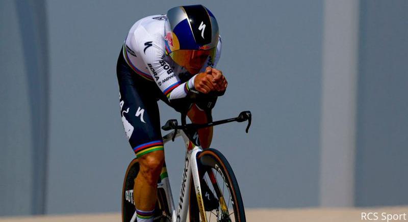 Ezrt tekert Remco Evenepoel hossz ujjban az UAE Tour idfutamn