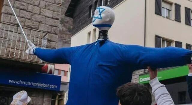 Az andorrai karneválon izraeli bábut „végeztek ki” jelképesen