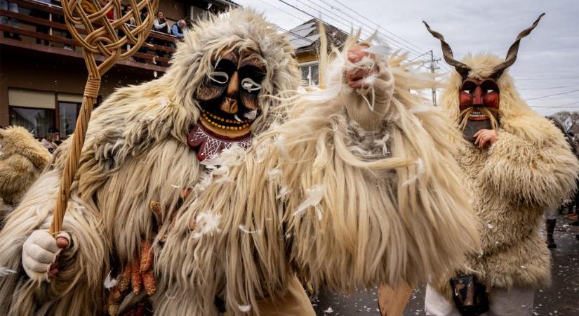 „Vége van Kicsi, vége… és nem csak a télnek” – a politikának is tükröt tartottak a Busójáráson