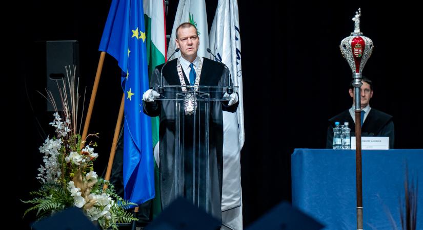 Diplomaátadó: jövőt építenek a SZE Építész-, Építő- és Közlekedésmérnöki Karán végzett szakemberek