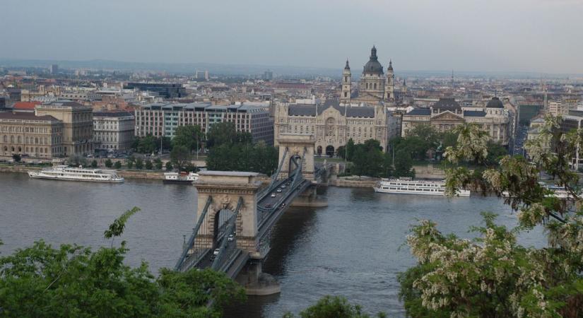 Végigjárta Budapestet a külvárosoktól a Várig – városesszé a zalai származású szerző tollából