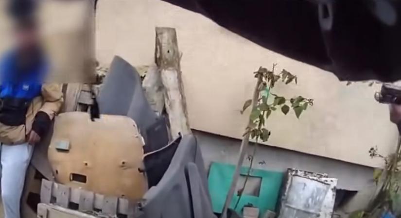 Két táskányi árut loptak a boltból, késsel fenyegették az alkalmazottakat (VIDEÓ)