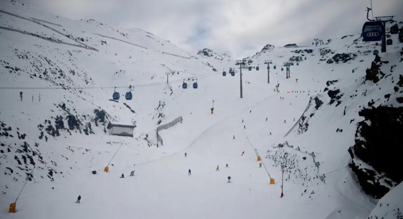 Lavina sodort el egy síelőkből álló csapatot kedden, kilenc embert azóta is keresnek Kaliforniában