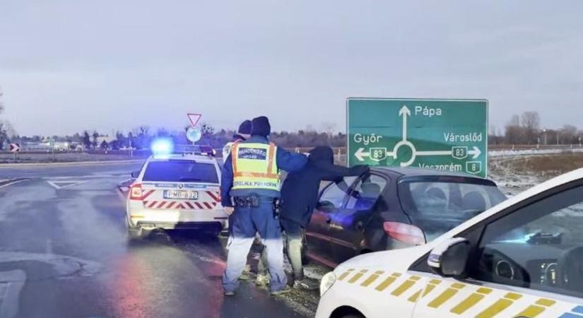 Jogsi nélkül vezetett, eltiltás alatt: lebukott a 27 éves pápai sofőr (videó)