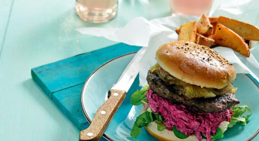 Sertésburger arany hagymával és céklatzatzikivel