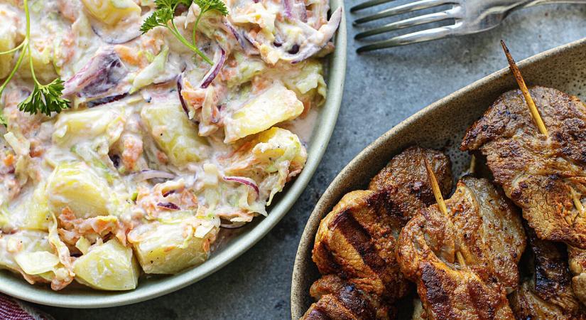 Grillezett sertésnyárs burgonyás káposztasalátával