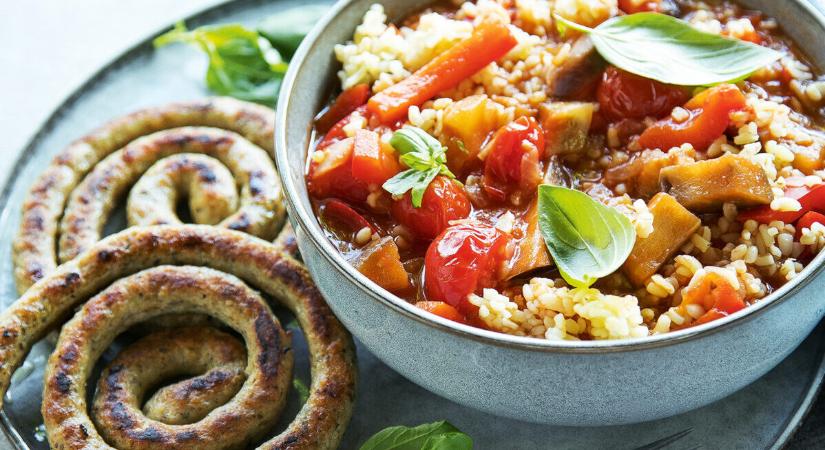 Grillkolbász padlizsános lecsós bulgurral