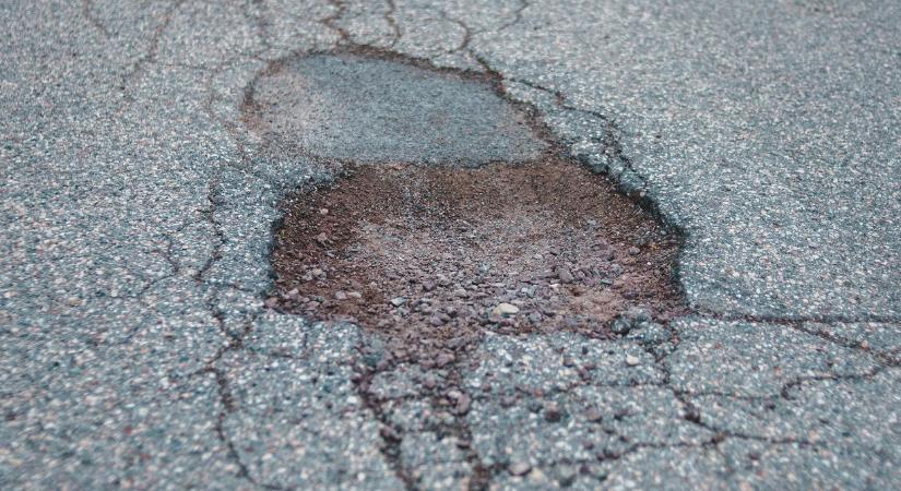 Pénzbírságra számíthat, ha így kerüli ki a kátyút