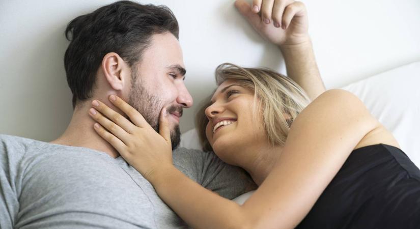 Új, őrült trend terjed a hálószobában, ezzel dobja most fel sok pár az intim együttléteket