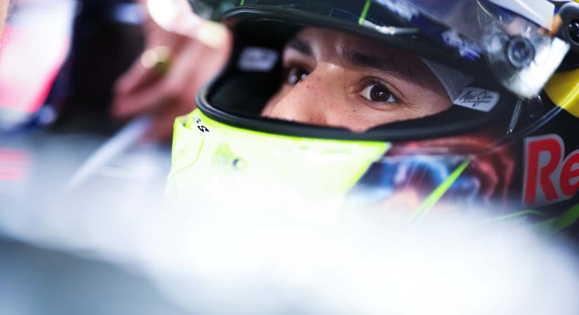 Új első szárnnyal kísérletezik a Red Bull Bahreinben – Hadjar kétféle konfigurációt is kipróbált