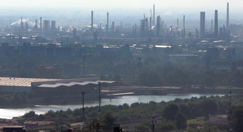 Olajvészhelyzetet hirdettel Szlovákiában: már az állami tartalékból kapja a nyersolajat a Slovnaft