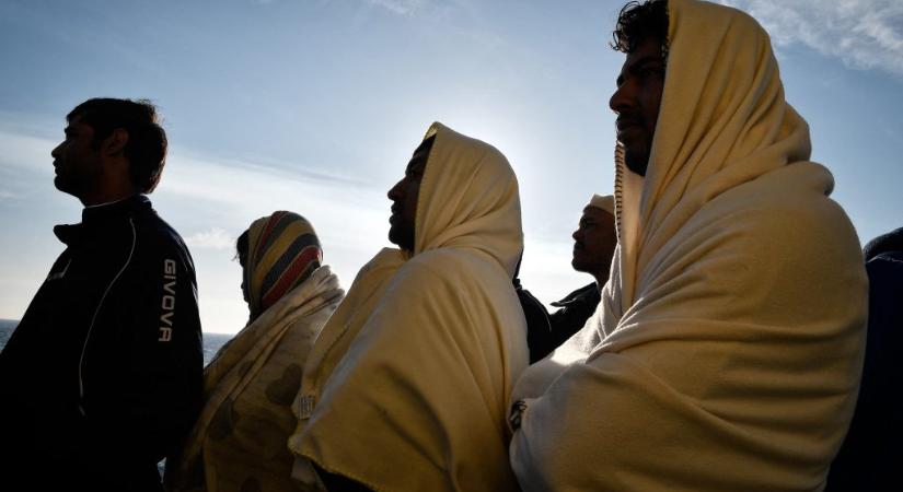 Holttesteket sodort partra a tenger Szicíliában