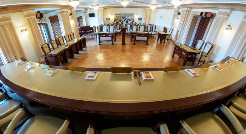 Vége az időhúzásnak: alkotmányos a bírák és ügyészek nyugdíjáról szóló törvény