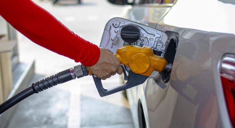 Inkább holnap tankolj - csütörtökön ennyivel csökken a benzin és a dízel ára