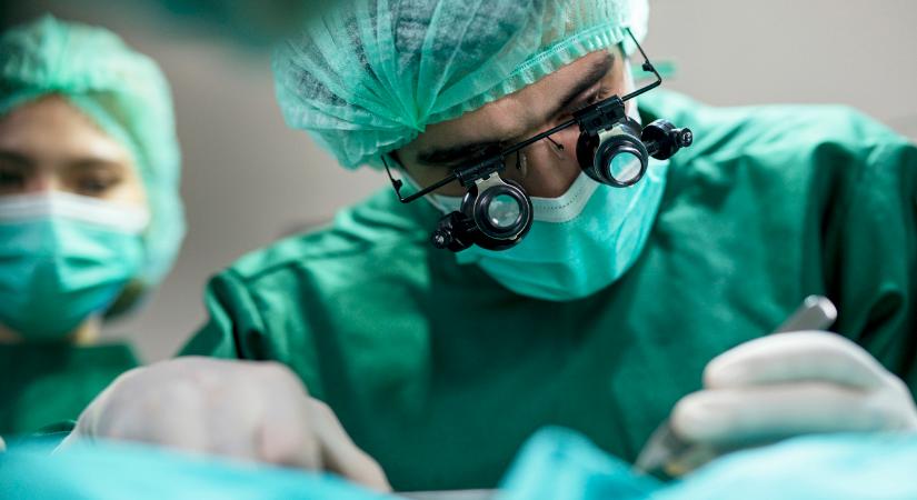 Az ország legnagyobb kebleivel rendelkezik Angelika, de még ez sem elég neki