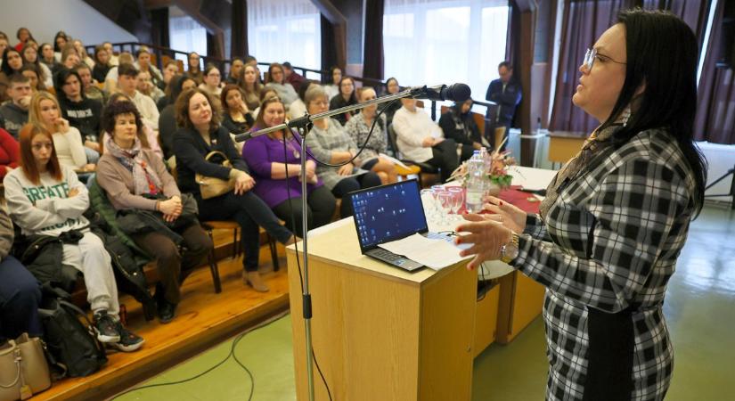 Tabudöntögető beszélgetés szakemberek bevonásával (fotók, videó)