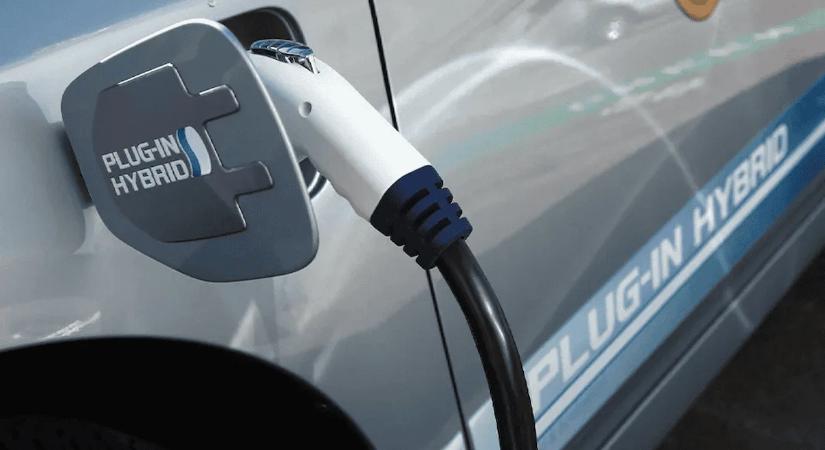 Becsapós a plug-in hibridek fogyasztása? 1,5 liter helyett 6 litert mértek a kutatók a valóságban