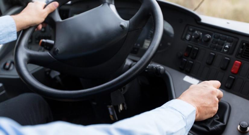 Oldalára borult egy iskolás gyerekekkel teli busz – a sofőr meghalt
