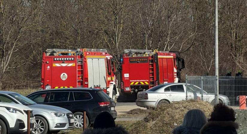 Kigyulladt egy lakás Szombathelyen, nagy erőkkel vonultak a tűzoltók - fotók, videó