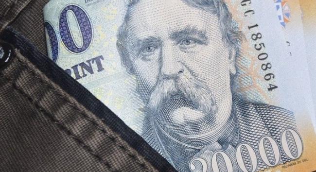 A cégek egy része idén több okból is kivár az idei béremelés végrehajtásával