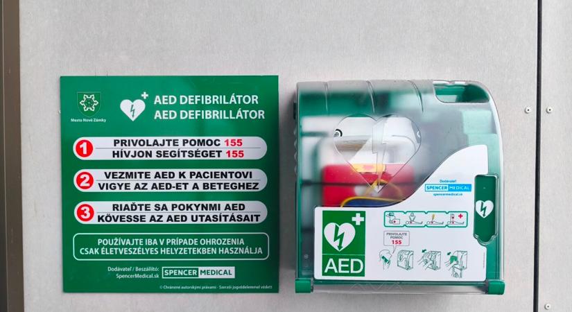 Életet menthet! Szabadon hozzáférhető kültéri defibrillátorok Érsekújvárban