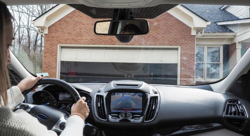 Július 7-től jönnek az új előírások, amik minden autóra kötelezők lesznek