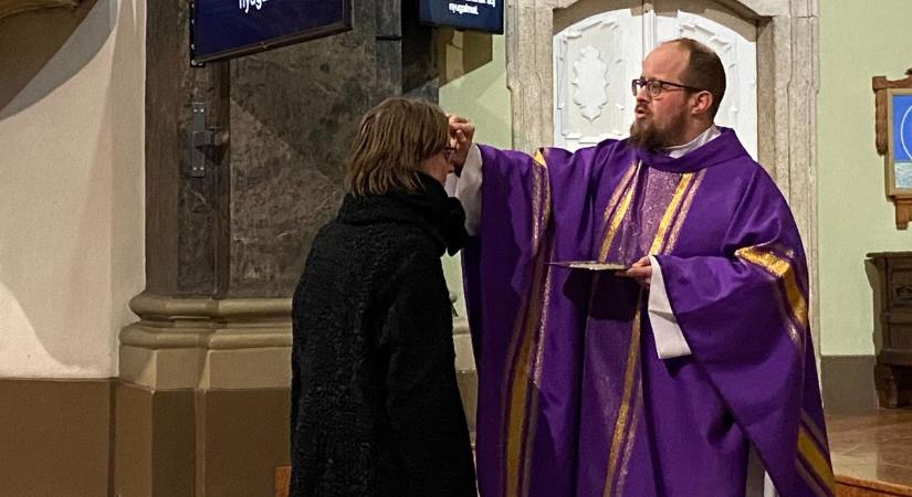 „Porból lettél és porrá leszel” – így kezdődött a nagyböjt a bajai templomban – fotók