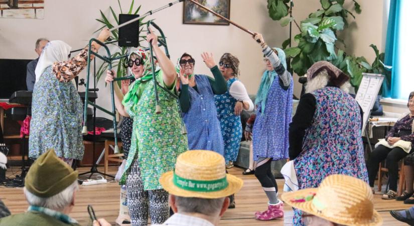 Farsangi mulatsággal búcsúztatták a telet a Naplemente Idősek Otthonában
