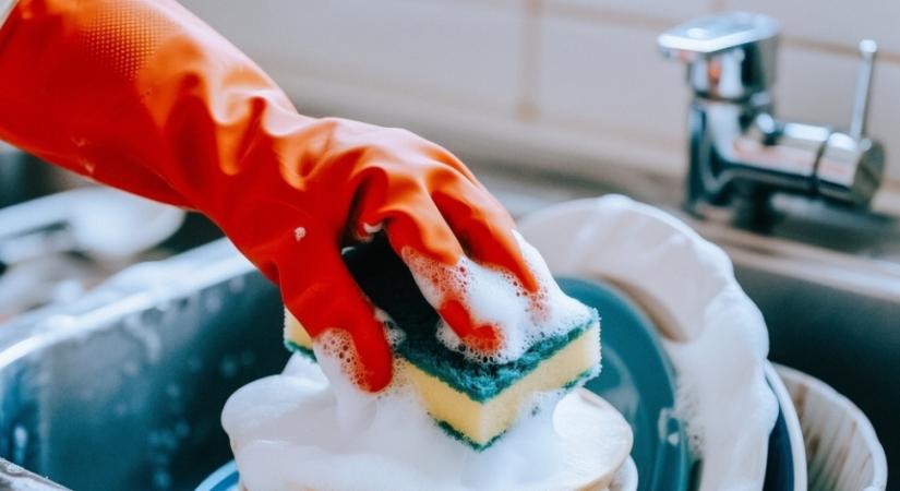 Kézzel mosogatsz? Lehet, hogy a tiszta edényeiden is hemzsegnek a bacik