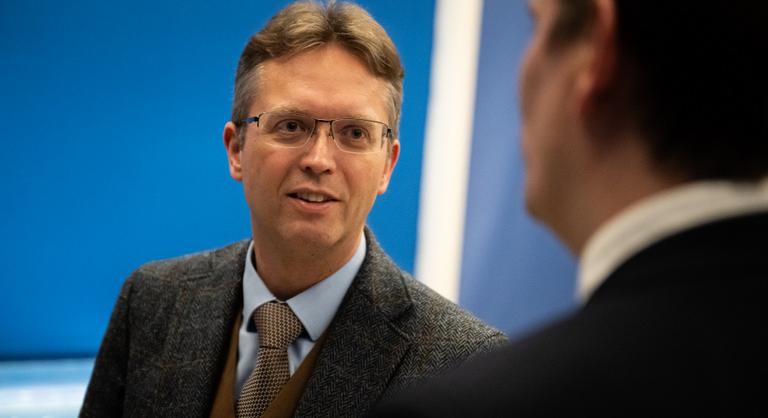 Kolbásszal kampányol, magabiztos győzelemre számít a választókerületében Hankó Balázs